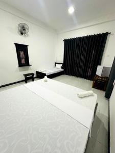 Postel nebo postele na pokoji v ubytování Flora Lake View Resort Wilpattu