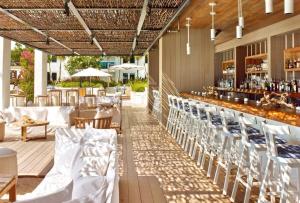 En restaurant eller et andet spisested på Amazing View 1 Hotel Corner Unit 1BR/1BA w Balcony