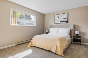 a bedroom with a large bed and a window at Blueground West Valley pool nr Memorial Park SFO-2051 in Rancho Rinconada +21 photos