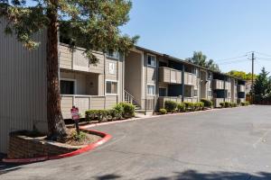 a parking lot in front of an apartment complex at Blueground West Valley pool nr Memorial Park SFO-2051 in Rancho Rinconada