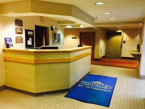 Lobby o reception area sa Microtel Inn & Suites by Wyndham Syracuse Baldwinsville