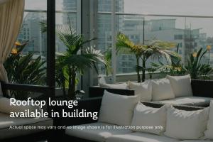 ein Zimmer mit weißen Kissen und Pflanzen an einem Gebäude in der Unterkunft Blueground Santa Clara pool nr Central Park SFO-2058 in Santa Clara