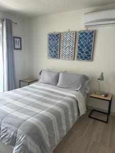a bedroom with a large bed and two windows at LÁZARO Suites in Monterrey