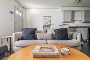 una sala de estar con un sofá y una mesa en Blueground Downtown Austin pool nr Congress ATX-341, en Austin