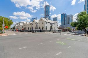 una calle vacía frente a un gran edificio en Blueground Downtown Austin pool nr Congress ATX-341, en Austin