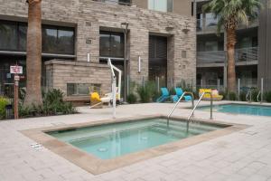 Una piscina frente a un edificio con sillas alrededor. en Blueground East Industrial pool nr Lake Elizabeth SFO-2000, en Warm Springs District