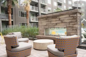 un patio con sillas y una chimenea frente a un edificio en Blueground East Industrial pool nr Lake Elizabeth SFO-2000, en Warm Springs District
