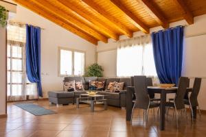 ein Wohnzimmer mit Sofa und Tisch in der Unterkunft Villa Aurelia in Brucoli