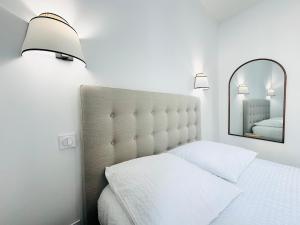 a bedroom with a white bed and a mirror at Hyper Centre Cathédrale Boulingrin 102 in Reims