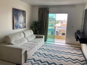 a living room with a couch and a piano at Studio Shine - Apartamento inteiro para COP in Belém