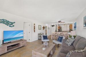 ワイレアにあるKamaole Sands 1101 · KAS 1101 Updated Beachy Chic 2BD Across Beaのソファとテレビのあるリビングルーム