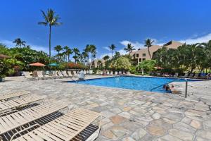 ワイレアにあるKamaole Sands 1101 · KAS 1101 Updated Beachy Chic 2BD Across Beaの- リゾート内のスイミングプール(長椅子、椅子付)