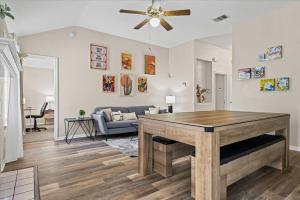 Χώρος καθιστικού στο Hill Country Getaway Games, Fire Pit & Deck