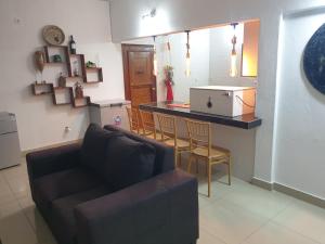 a living room with a couch and a kitchen at Eulália villa in Vila Praia Do Bilene