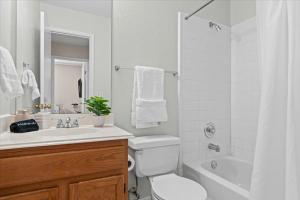 Ένα μπάνιο στο Hill Country Getaway Games, Fire Pit & Deck +44 φωτογραφίες