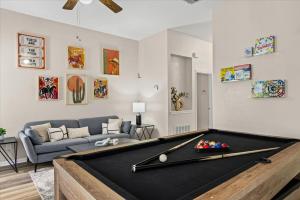 Τραπέζι μπιλιάρδου στο Hill Country Getaway Games, Fire Pit & Deck