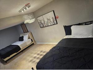 une chambre avec deux lits et un lustre dans l'établissement Welcome and dreamthome, à Monroeville