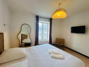 a bedroom with a white bed and a mirror at Hyper Centre Cathedral Boulingrin 201 in Reims