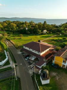 una vista aérea de un edificio con una carretera al lado en Sunrise Santa Catalina, en Santa Catalina 25 fotos más