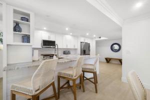 Kuchyň nebo kuchyňský kout v ubytování Luxury direct oceanfront corner with large private balcony, heated pool and garage + 43 fotografií