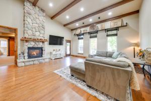 Posezení v ubytování Loveland Peaks Retreat Family Home 3 Mi to Dtwn!