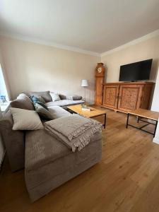 a living room with a couch and a flat screen tv at Ferienhaus Niemtsch -Alte Schule- in Senftenberg
