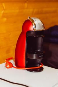 a bird coffee maker sitting on top of a table at Leaf op het terrein accommodatie Woltzdal in Bischenrech
