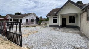 une maison avec une porte devant elle dans l'établissement AM Homestay, à Kota Bharu