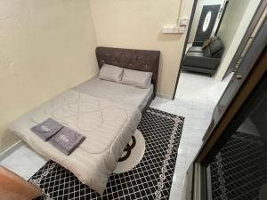 Cette petite chambre dispose d'un lit dans le couloir. dans l'établissement AM Homestay, à Kota Bharu