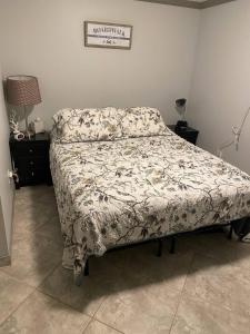 Postel nebo postele na pokoji v ubytování Beachside Retreat w/ Pool, Boat Ramp Dock for Rent