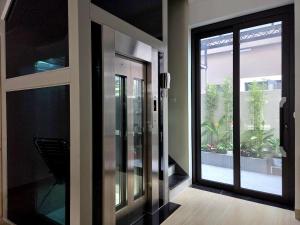 une porte en verre menant à une chambre avec balcon. dans l'établissement Cozy homestay, à Cửu Cảo