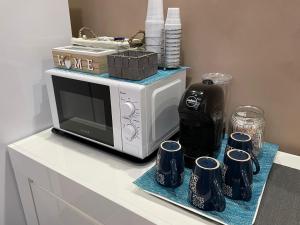 フォッジャにあるOpera B&Bのカウンターの上に電子レンジ