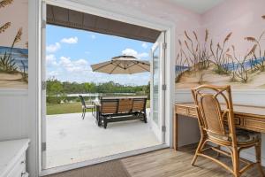 Μπαλκόνι ή βεράντα στο Lake O' Woods! Gated private pool home!