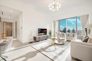 TV a/nebo společenská místnost v ubytování Luxury Grande Suites by Hostiva - Full City View