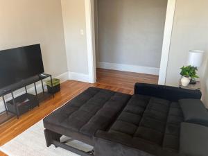 Μια τηλεόραση ή/και κέντρο ψυχαγωγίας στο Full Apartment in Lynn - Fits 5 people