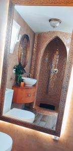 une salle de bain avec une douche, des toilettes et un lavabo dans l'établissement Estudio Jazmín, à Nerja 49 autres photos