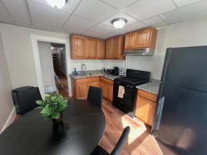 Η κουζίνα ή μικρή κουζίνα στο Full Apartment in Lynn - Fits 5 people +5 φωτογραφίες