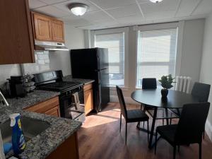 Η κουζίνα ή μικρή κουζίνα στο Full Apartment in Lynn - Fits 5 people