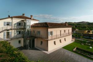 an aerial view of a house with a yard at Vinea Relais in Dogliani