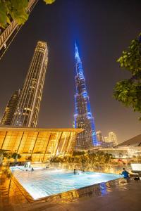 Bazén v ubytování Luxury Grande Suites by Hostiva - Full City View nebo v jeho okolí