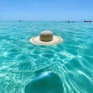 a hat in the water in the ocean at Dimora Donna Pippi in Taviano