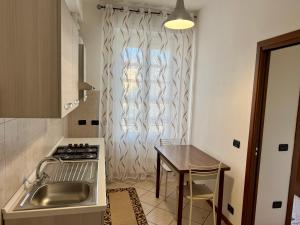 cocina con fregadero, mesa y ventana en Chiave di Cremona, en Cremona 2 fotos más