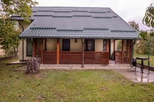 クルテア・デ・アルジェシュにあるCabana Walter Curtea de Argesの小屋(ポーチ付)