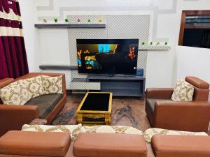 Μια τηλεόραση ή/και κέντρο ψυχαγωγίας στο LUXE Penthouse 4BHK