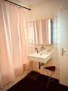 Ένα μπάνιο στο Komfortables Atriumhaus bei Zürich, Garten, Ruhe, Parking und Waschmaschine +13 φωτογραφίες