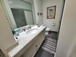 un bagno con lavandino, specchio e WC di Casa Monasterio H Boutique a Città del Messico Altre 30 foto