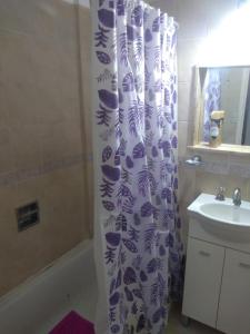 a bathroom with a blue and white shower curtain at Depto para 6 personas playa grande con seña in Mar del Plata