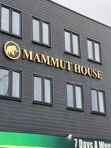 ein Gebäude mit einem Schild für ein Mannut-Haus in der Unterkunft Mammut House in Liverpool