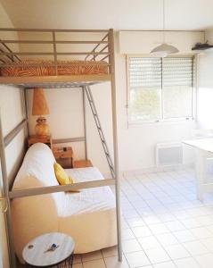 a bedroom with two bunk beds and a desk at Cozy Studio Beaujolais - Porte de Lyon - Piscine&Tennis in Villefranche-sur-Saône