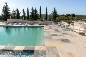 维拉维索萨Calipo的一个带躺椅的游泳池以及度假村